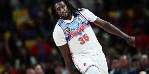 打得还可以！哈雷尔6中4拿到10分4板 下半场没打