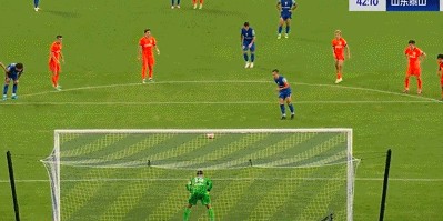 王大雷尴尬一战！被对手角球破门，送点+扑点脱手，仰面长叹