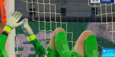 王大雷尴尬一战！被对手角球破门，送点+扑点脱手，仰面长叹